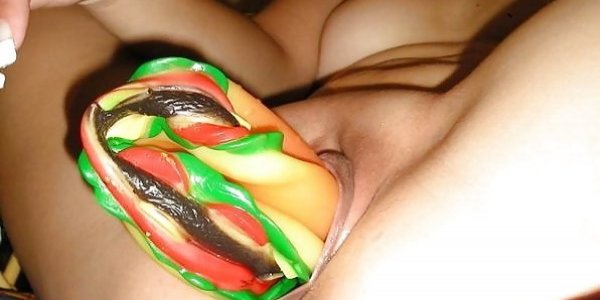 Imagem para Magrinha metendo um sanduíche na buceta carnuda