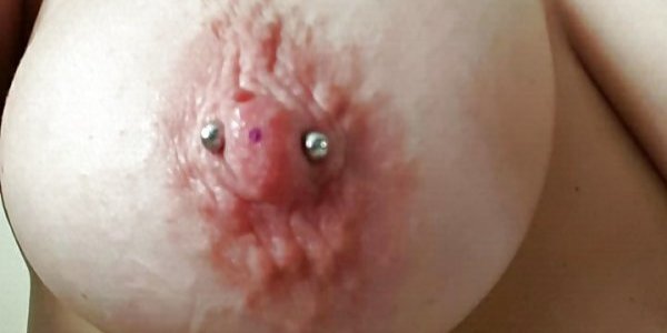 Imagem para Novinha colocou piercing no peitinho